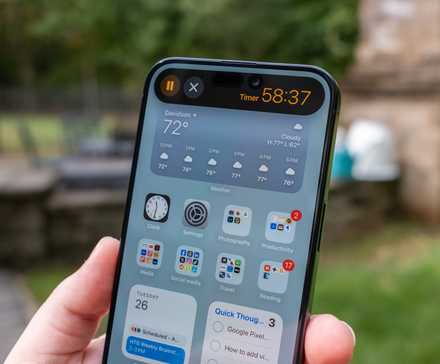 Expanded Dynamic Island timer on the Apple iPhone 15 Pro Max