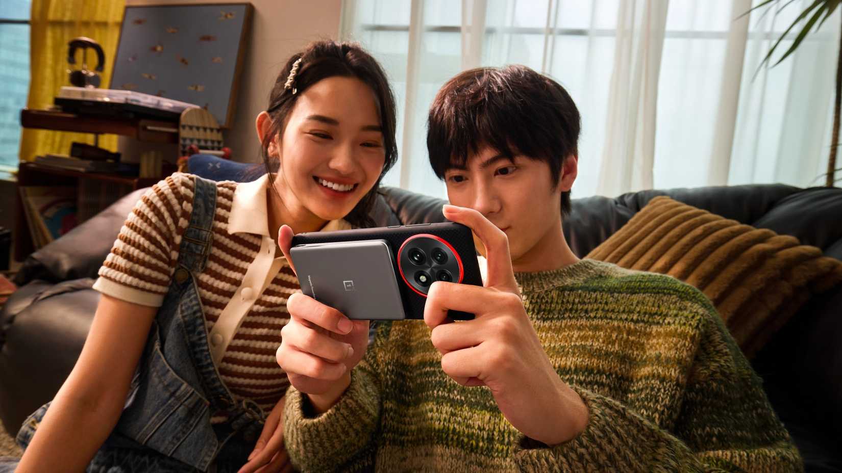 OnePlus Slim Magnetic Power Bank being used by two people who are using the phone